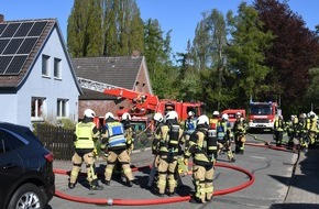 Kreisfeuerwehrverband Pinneberg: FW-PI: Barmstedt: Anbau in Vollbrand - Feuerwehr rettet Einfamilienhaus