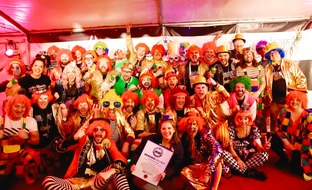 REKORD-INSTITUT für DEUTSCHLAND: So viel Spaß muss sein: Hessen zelebriert »größte Clowns-Versammlung« der Welt auf dem »RÜDÀTÜT« in Neuberg und sichert sich mit 707 Personen den offiziellen RID-Weltrekord