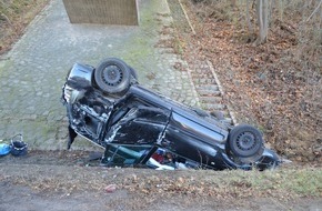Polizeiinspektion Hildesheim: POL-HI: Auto überschlägt sich bei Unfall auf der A7