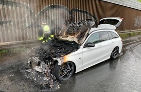 Feuerwehr Dortmund: FW-DO: 28.05.2019 - Feuer auf Bundesstraße
Hoher Sachschaden entsteht durch Fahrzeugbrand