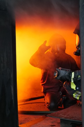 FW Allensbach: Heißausbildung - Brandbekämpfung und Menschenrettung unter realen Bedingungen