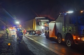 Polizeipräsidium Südosthessen: POL-OF: Folgenreicher Unfall zwischen zwei Sattelzügen - eine Person verletzt