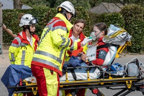 FW-KLE: Realitätsnahe Großübung an der St. Markus Grundschule in Schneppenbaum - Feuerwehr, Rettungsdienst und DLRG trainieren den Ernstfall gemeinsam
