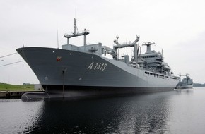 Presse- und Informationszentrum Marine: Indienststellung Einsatzgruppenversorger "Bonn" - "Open-Ship" im Anschluss an die Übergabe am Bontekai in Wilhelmshaven (BILD)