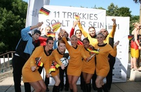 Sky Deutschland: Bilderstrecke FIFA WM 2010: Galaktische Hilfe für Jogis Jungs / "Star Trek"-Besatzung feiert Einzug ins WM-Halbfinale