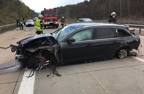 Polizeidirektion Kaiserslautern: POL-PDKL: A6/Kaiserslautern, Nach Reifenplatzer in die Schutzplanken gekracht