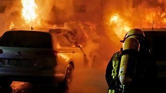 Freiwillige Feuerwehr Celle: FW Celle: Garagenbrand, drei brennende PKW, unklare Feuermeldung und brennende Baustellentoilette - Einsatzreiche Nacht für die Feuerwehr Celle!