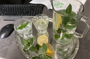 AOK Sachsen-Anhalt: Gesundes Trinken am Arbeitsplatz: So kann man sein Trinkverhalten verbessern