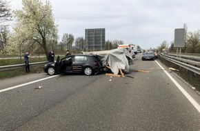 Polizeidirektion Landau: POL-PDLD: Anhänger steht quer auf Autobahn 65 - eine Person schwer verletzt nach Verkehrsunfall