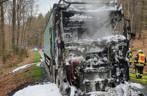 Polizeiinspektion Hameln-Pyrmont/Holzminden: POL-HOL: Landesstraße L484 nach Lkw-Brand vollgesperrt