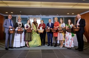 Deutschland - Mein Garten (eine Initiative der Bundesvereinigung der Erzeugerorganisationen Obst und Gemüse / BVEO): Royaler Besuch im Kanzleramt: Angela Merkel empfängt Deutschlands Apfelköniginnen zum Apfelkabinett
