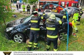 Feuerwehr München: FW-M: Pkw landet im Grünen (Moosach)