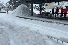 THW Landesverband Bayern: THW Bayern: Schneechaos in Bayern: THW-Einsatzkräfte seit Freitagabend durchgehend im Einsatz.