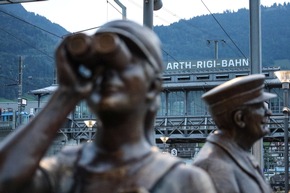 Skulpturen überfallen Bahnhof Arth-Goldau