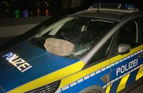 Polizei Köln: POL-K: 230724-2-K Unbekannte werfen Stein auf Streifenwagen - Zeugensuche