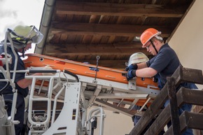 FW-OE: &quot;Edeltraud&quot; und &quot;Flori&quot; jetzt Mitglieder der Jugendfeuerwehr Lennestadt