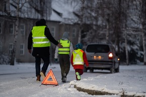 ADAC Untersuchung: Viele Warnwesten bleiben dunkel / Nur jede vierte Warnweste aus dem Onlinehandel reflektiert tatsächlich / Auch Kinderwesten sind oft mangelhaft