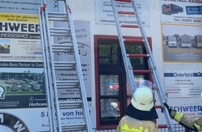 Feuerwehr Xanten: FW Xanten: Entstehungsbrand im Dachgeschoss