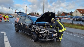 Polizeiinspektion Stade: POL-STD: Zwei Autofahrerinnen bei Unfall auf der Bundesstraße 73 in Horneburg leicht verletzt, Zwei unbekannte alkoholisierte Männer überfallen 33-jährigen Drochtersener - Polizei sucht Zeugen