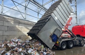 Feuerwehr Pforzheim: FW Pforzheim: Containerbrand in Pforzheimer Einkaufszentrum erfordert Feuerwehreinsatz