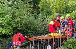 Feuerwehr Stuttgart: FW Stuttgart: Transporthilfe durch die Feuerwehr in unwegsamem Gelände