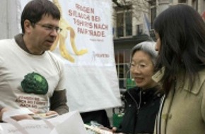 Helvetas: Helvetas: Helvetas verschenkt Bananen und Salate 
auf dem Zürcher Paradeplatz