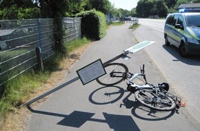 Polizeidirektion Flensburg: POL-FL: Wallsbüll: Unbekannte biegen Verkehrsschild in Radweg - Radfahrer verletzt
