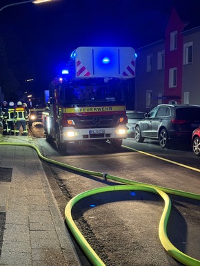 FW-EN: Brand im Dachgeschoss - Feuerwehr Hattingen rettet einen Bewohner