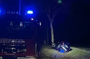 Polizeiinspektion Hildesheim: POL-HI: Pkw gegen Baum - eine Person leicht verletzt - PKW Totalschaden