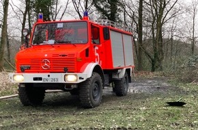 Feuerwehr Hattingen: FW-EN: Brand von Grünabfällen - Ausbreitung auf Waldstück konnte verhindert werden.