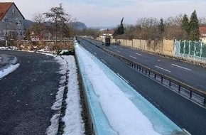 Polizeiinspektion Göttingen: POL-GÖ: (27/2025) Ermittlungen wegen Gefährlichen Eingriffs in den Straßenverkehr - Unbekannte werfen Eisplatte über Sichtschutzwand der B 243. Geschoss schlägt in Windschutzscheibe ein, Fahrer unverletzt