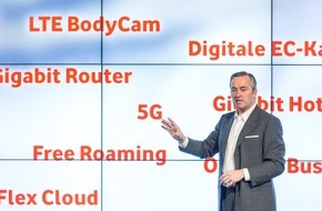 Vodafone GmbH: Vodafone Pressekonferenz zur CeBIT 2016: Hannes Ametsreiter, CEO Vodafone Deutschland, präsentiert Feuerwerk an Innovation