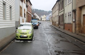 Polizeidirektion Kaiserslautern: POL-PDKL: Verkehrsunfallflucht - Spiegelkuss