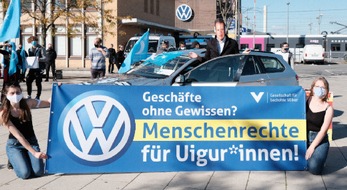 Gesellschaft für bedrohte Völker e.V. (GfbV): Menschenrechtsaktion in Wolfsburg: Volkswagen muss Xinjiang verlassen!