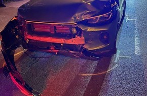 Polizei Bielefeld: POL-BI: Mercedes-Fahrer nach verbotenem Rennen mit Unfall gesucht