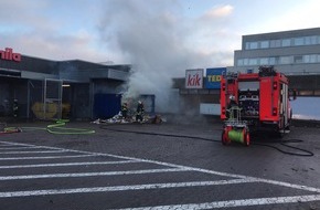 Feuerwehr Kiel: FW-Kiel: Kiel-Mettenhof: Brennt Papiercontainer am Einkaufsmarkt