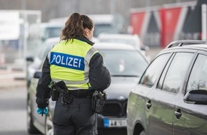 Bundespolizeidirektion München: Bundespolizeidirektion München: Ohne Einreisepapiere, aber mit Waffen / Rosenheimer Bundespolizei verweigert Paar die Einreise