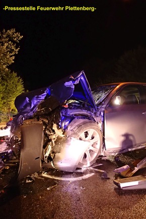 FW-PL: OT-Böddinghausen. Schwerer Verkehrsunfall nach Frontalzusammenstoß mit vier zum Teil Schwerstverletzten, darunter auch zwei Kinder.