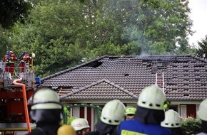 Kreisfeuerwehrverband Segeberg: FW-SE: Brennendes Hybrid-Auto greift auf Wohnhaus über