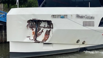 Polizei Duisburg: POL-DU: Hochfeld: Fahrgastschiff fährt gegen Spundwand - Sieben Verletzte
