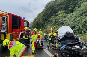 Feuerwehr Gelsenkirchen: FW-GE: Schwerer Verkehrsunfall mit zwei beteiligten Pkw am Sonntagmittag auf der A 2 in Fahrtrichtung Oberhausen. Zwei verletzte Personen, davon eine schwer und eingeklemmt.