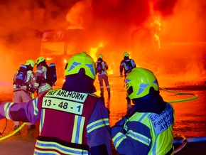 FW-OLL: Zwei Lkw auf Firmengel&auml;nde in Vollbrand - Gefahr durch berstende Reifen