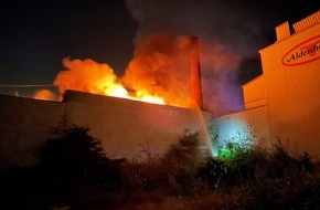 Feuerwehr Gelsenkirchen: FW-GE: Bäckereibetrieb in Gelsenkirchen-Heßler wird bei nächtlichem Brandereignis vollkommen zerstört
