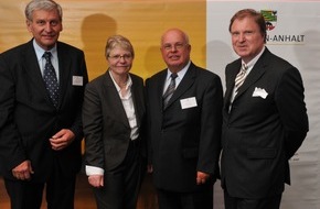 IMG - Investitions- und Marketinggesellschaft Sachsen-Anhalt mbH: Krönender Abschluss der ersten Sachsen-Anhalter Stipendieninitiative -  Unternehmer übergeben Stipendien
