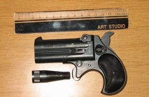 Polizeiinspektion Hildesheim: POL-HI: Polizisten mit Revolver bedroht