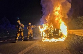 Feuerwehr Neuss: FW-NE: Fahrzeugvollbrand im Hafengebiet | Fahrer unverletzt