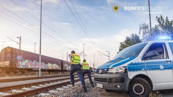 Bundespolizeidirektion München: Bundespolizeidirektion München: Steine gegen Güterzug / Jugendliche Verursacher ermittelt