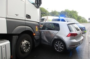 Polizei Hagen: POL-HA: Auto dreht sich nach Kollision mit LKW um die eigene Achse - 39-jährige Gevelsbergerin leicht verletzt