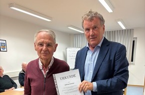 Polizeiinspektion Wilhelmshaven/Friesland: POL-WHV: Verkehrswacht Varel-Friesische Wehde mit Auszeichnung "Bew&auml;hrter Kraftfahrer!"