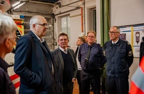 Feuerwehr Bremerhaven: FW Bremerhaven: Bremer Bürgermeister Bovenschulte zu Besuch bei der Feuerwehr Bremerhaven